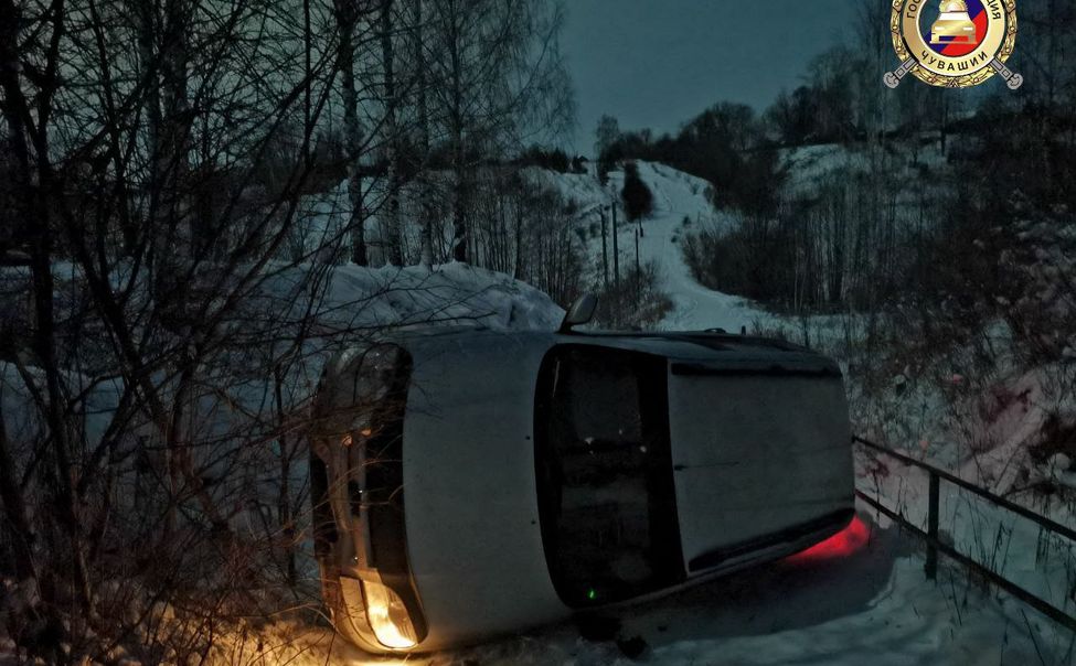 Пьяный  житель Мариинского Посада завалил свою "Ниву" на дамбе, уходя от ГАИ