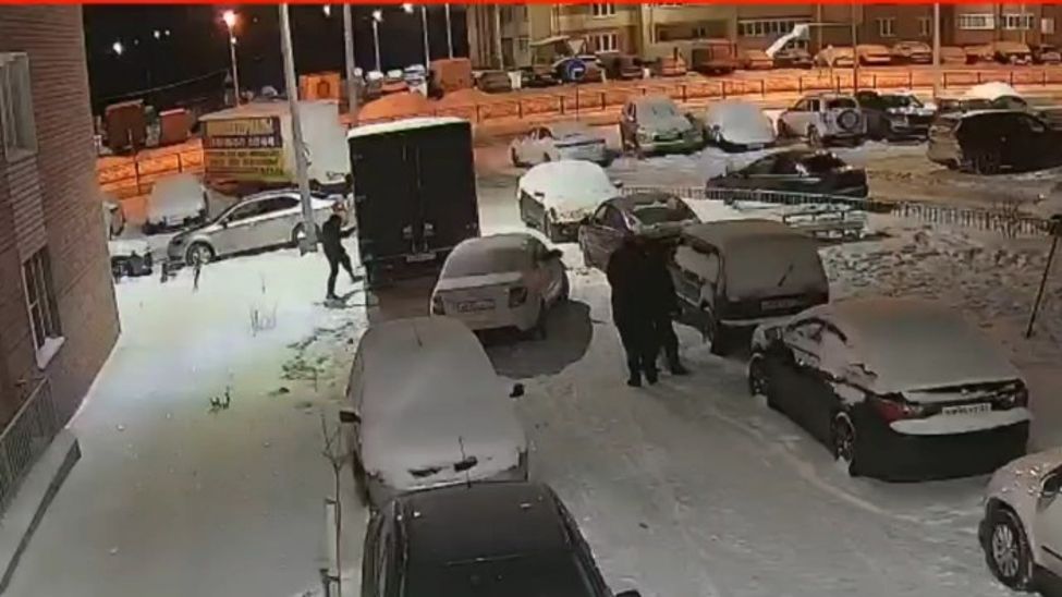 В Чебоксарах водитель "Гранты" психанул и разнёс "Газель", стоявшую во дворе 