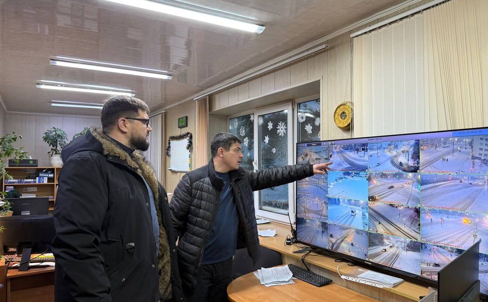 С чебоксарских дорог снег убирает усиленный парк спецмашин