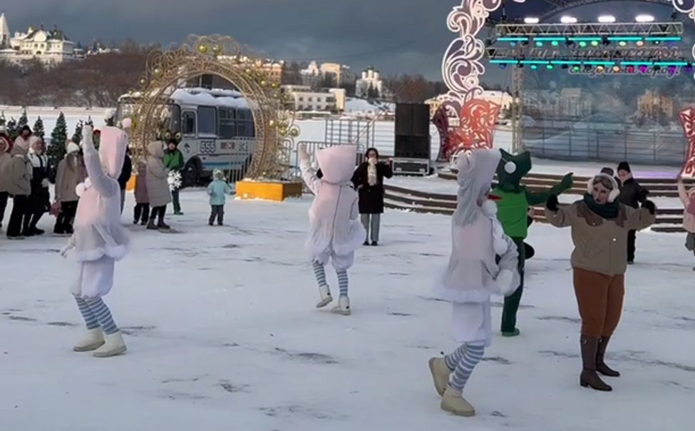 На Красной площади Чебоксар ежедневно устраивают "Сказочный город"