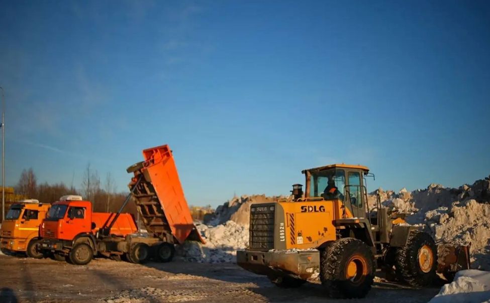Десятки тонн чебоксарского снега вывозят в Новочебоксарск,  строится снегоплавильня