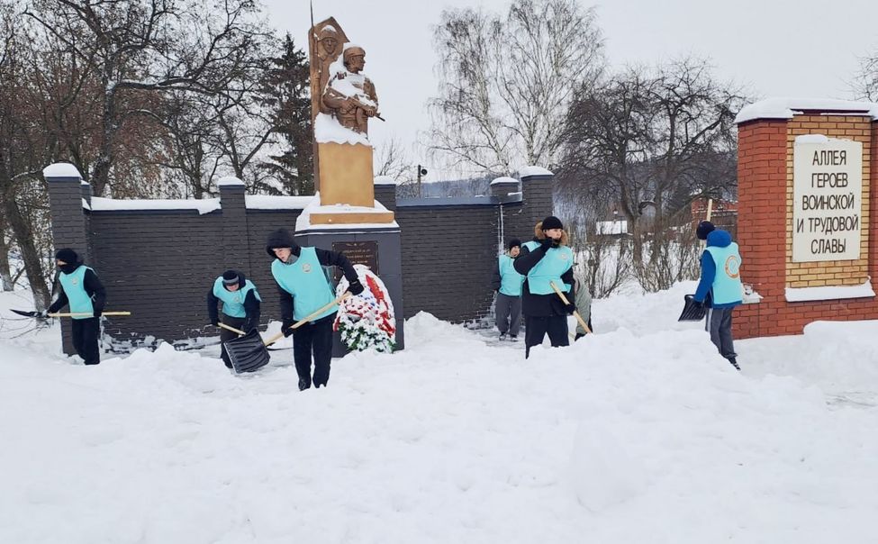 В Чувашии юные патриоты очищают от сугробов монументы и памятники