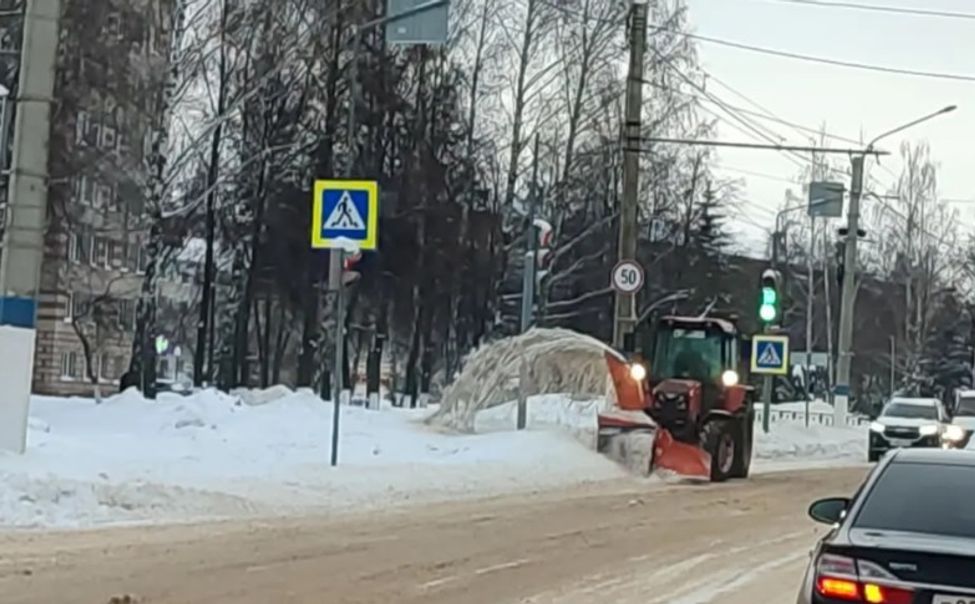 В Новочебоксарске дороги от снега расчищают 12 спецмашин