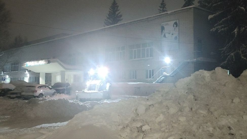 В Новочебоксарске в ночную смену на уборку снега выходит срецтехника