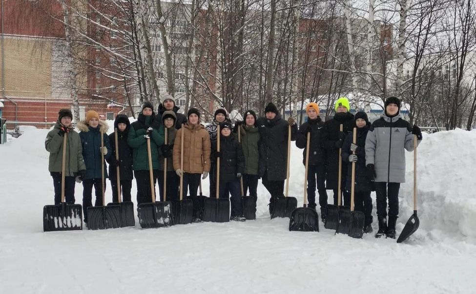 В Новочебоксарске откапывать школы и детсады из сугробов помогают горожане