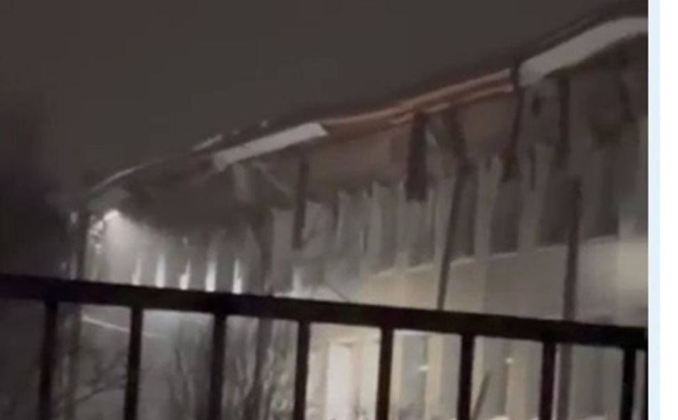 Снежная шапка и метель повредили кровлю в алатырской школе, дети  -  на дистанте