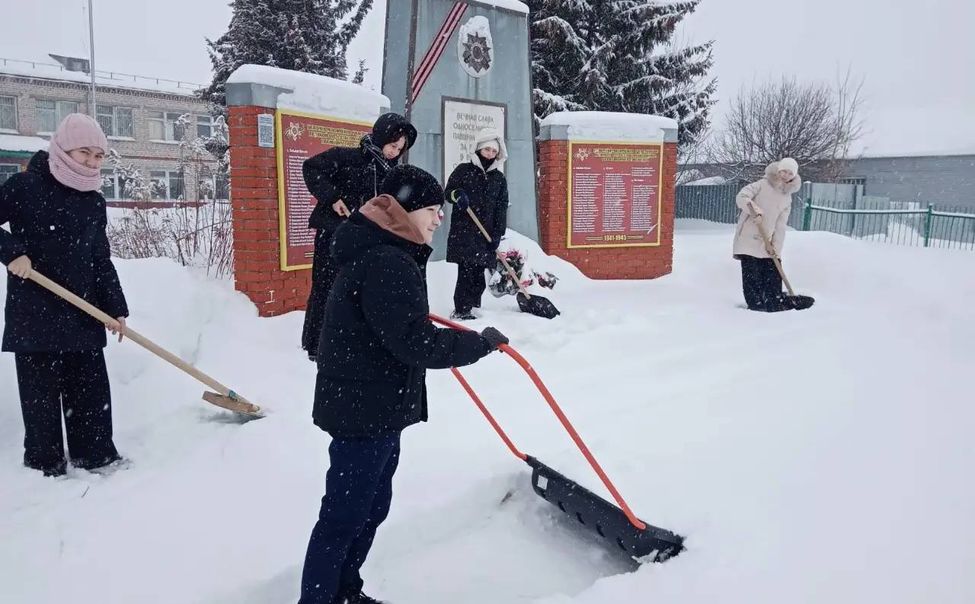 В Чувашии школьники расчищают от сугробов военные монументы