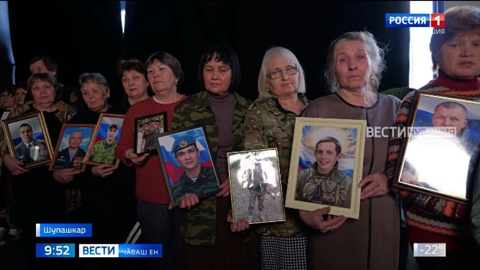 Ятарлӑ ҫар операцийӗнче пуҫ хунӑ паттӑрсен ҫывӑх ҫыннисем салтак тумӗ тӑхӑнса сӑн ӳкерӗнчӗҫ