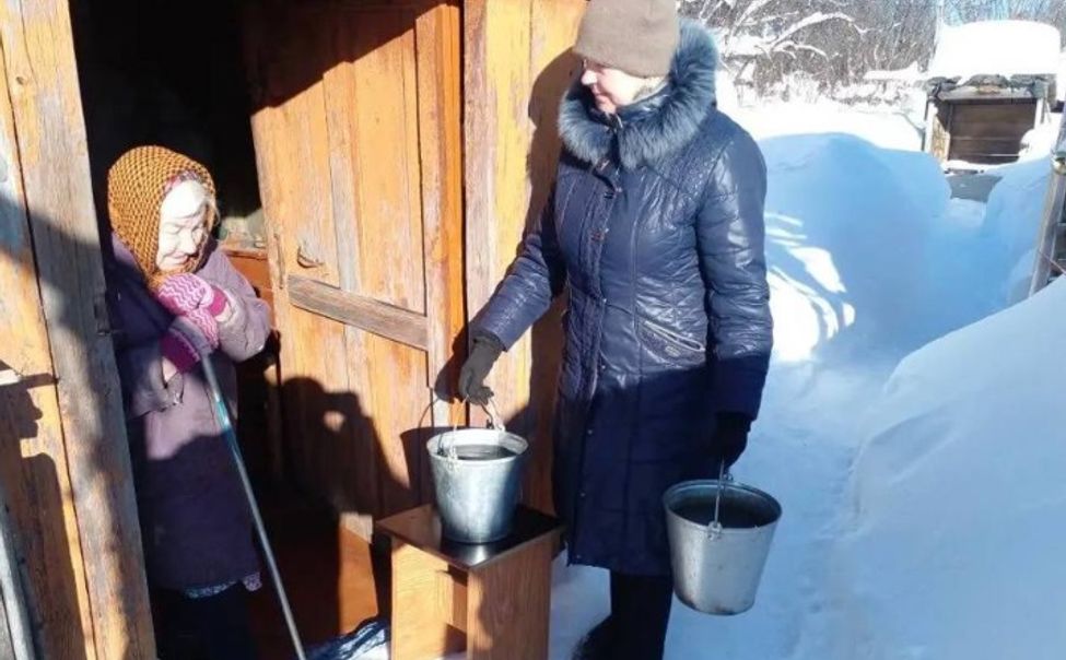 В районах Чувашии соцработники помогают пожилым пережить суровую зиму