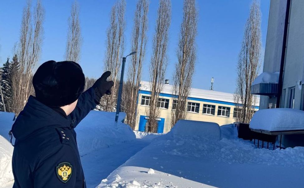 В Чувашии снежные шапки и сосульки могут угрожать безопасности школьников