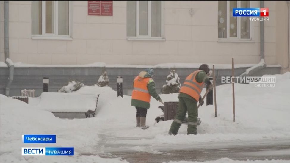 Со снегом в столице борется армия дворников и более сотни спецмашин