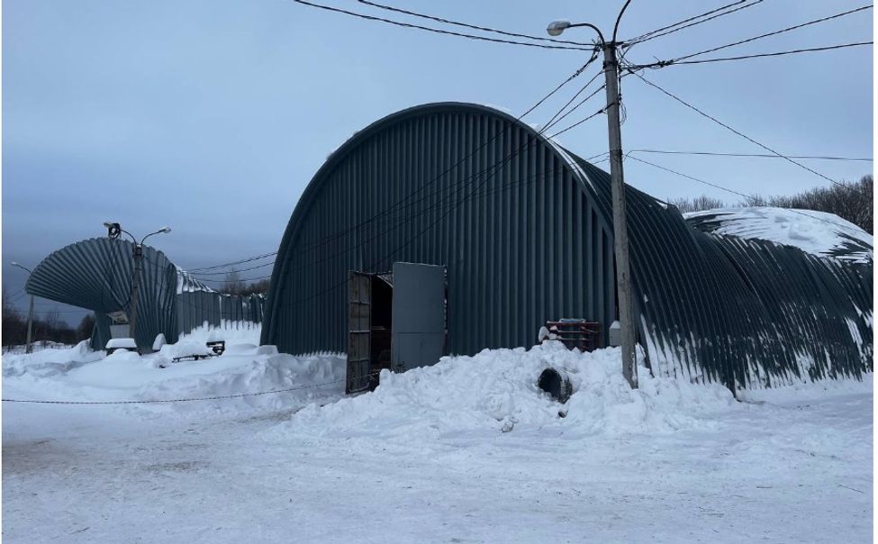 Два ангара обрушились в Новочебоксарской школе по конному спорту