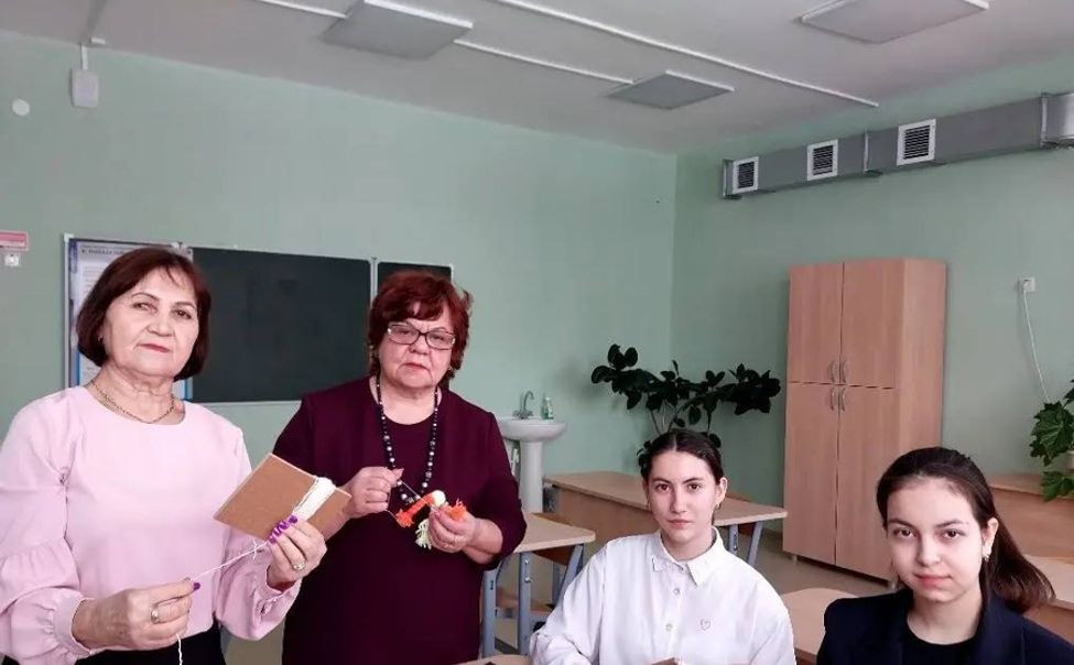 В Чувашии «серебряные» волонтеры плетут обереги для бойцов СВО