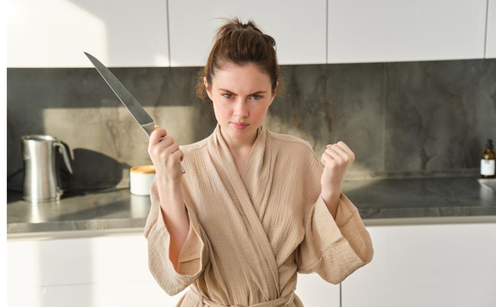 Жительница Новочебоксарска напала с ножом на сожителя