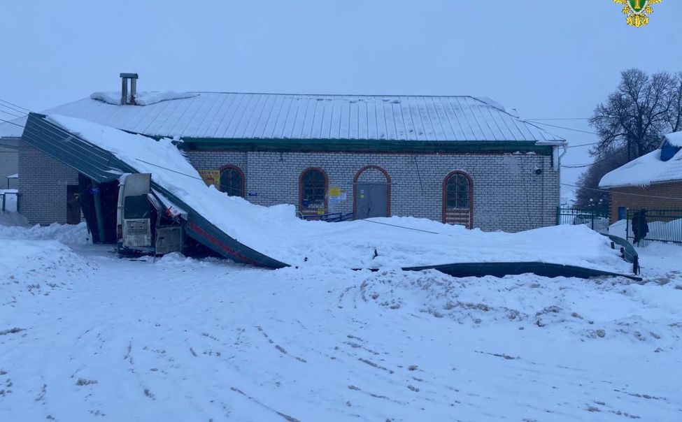Из-за снега обрушился навес Аликовский автостанции