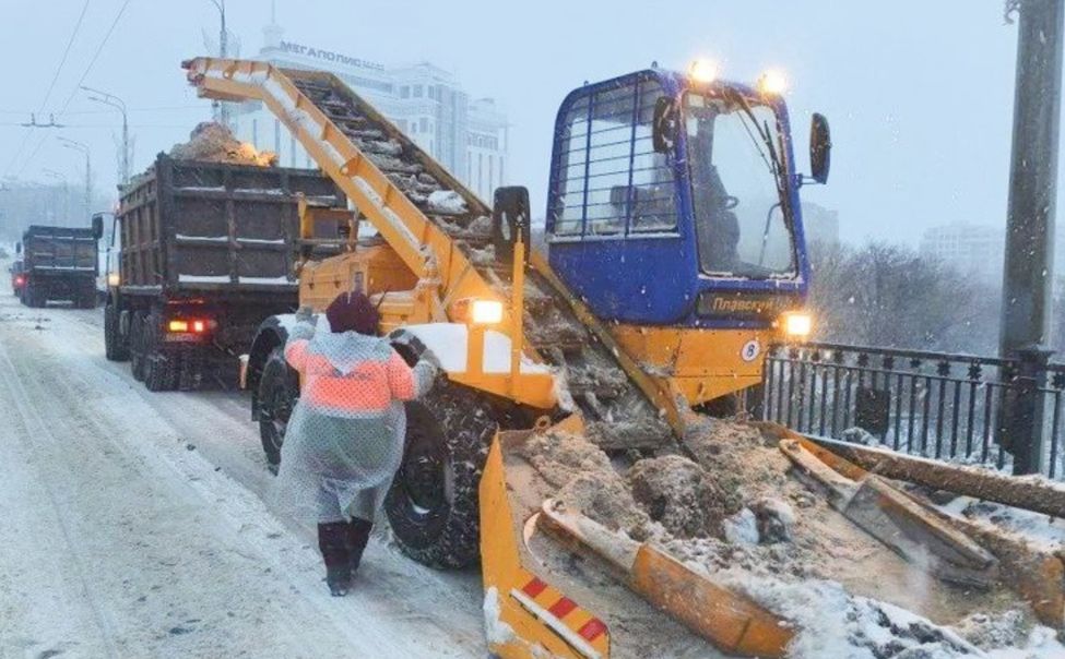 В столице на уборку снега вывели 200 спецмашин и 900 дворников