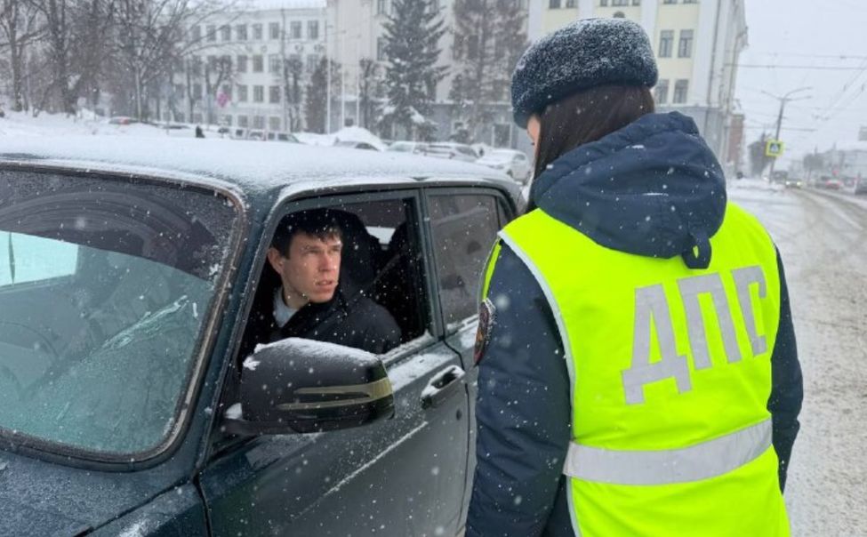Сотрудники Госавтоинспекции Чебоксар поздравили мужчин-автолюбителей с Днём защитника Отечества