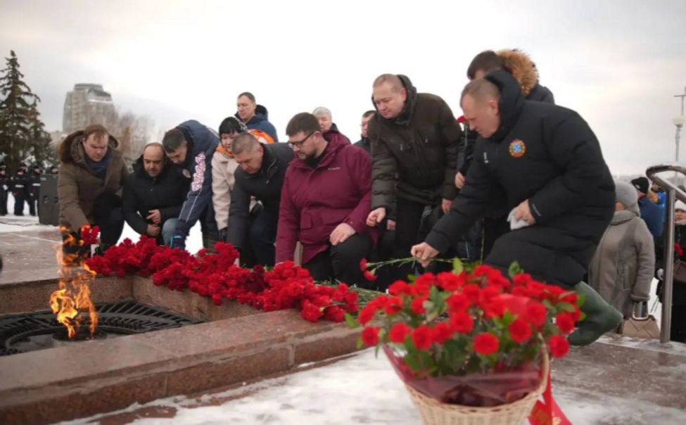 В Чебоксарах возложили цветы к Вечному огню в мемориальном комплексе "Победа"