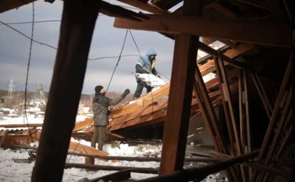 Глава Чебоксар контролирует ремонт кровли в Заволжье