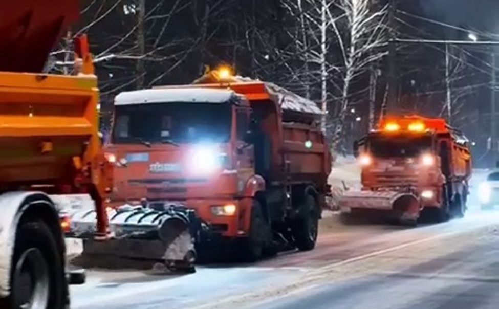 В Чебоксарах ночью на уборку снега задействовали 94 единицы техники 