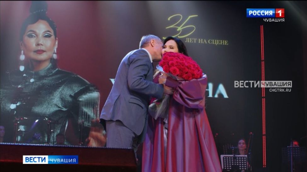 35 лет на сцене: в ДК Тракторостроителей прошел юбилейный концерт народной артистки Чувашии Августы Уляндиной
