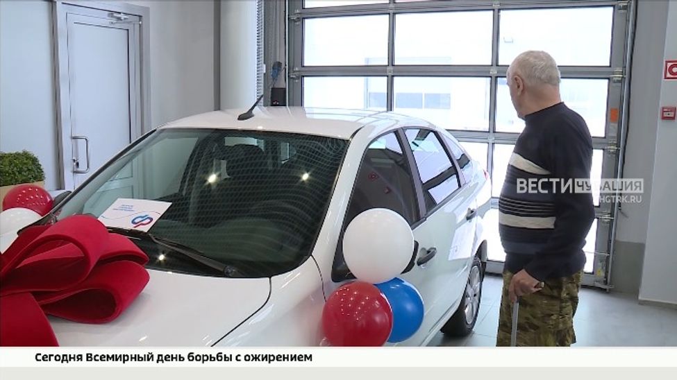 В Чебоксарах вручили ключи от нового авто пострадавшему на производстве