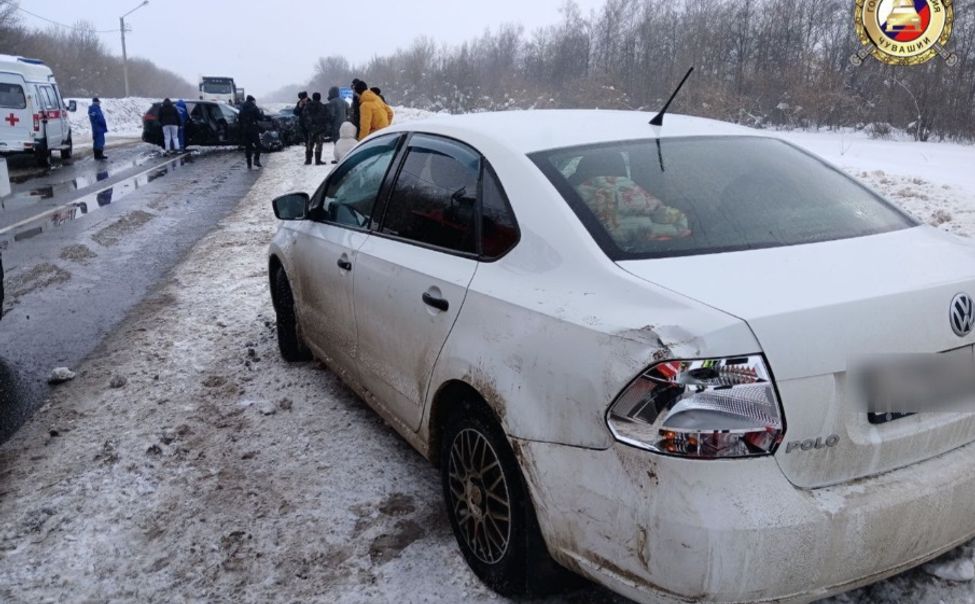 В Чувашии на 53-м километре автодороги «Сура» столкнулись 3 автомобиля