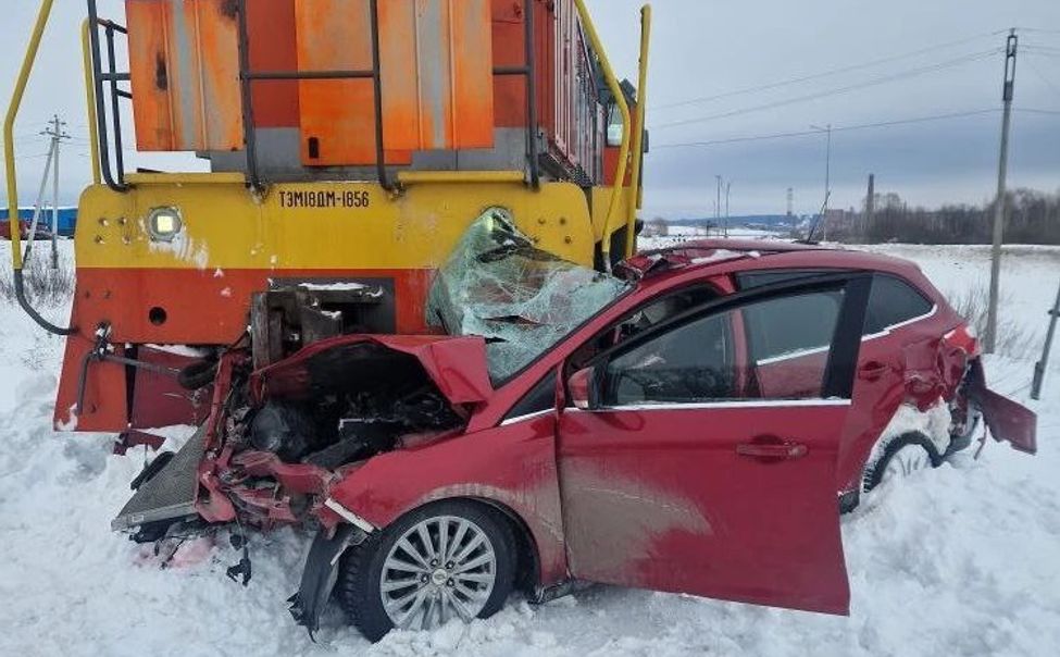 В Новочебоксарске авто столкнулось с локомотивом