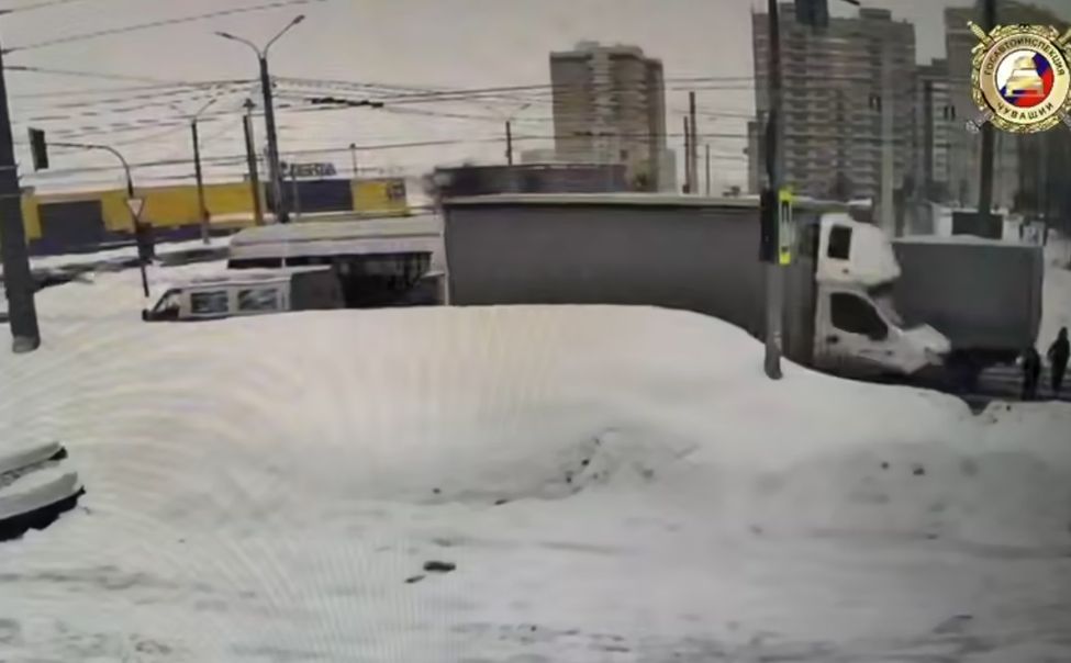 В Чебоксарах под колёса газели попал второклассник