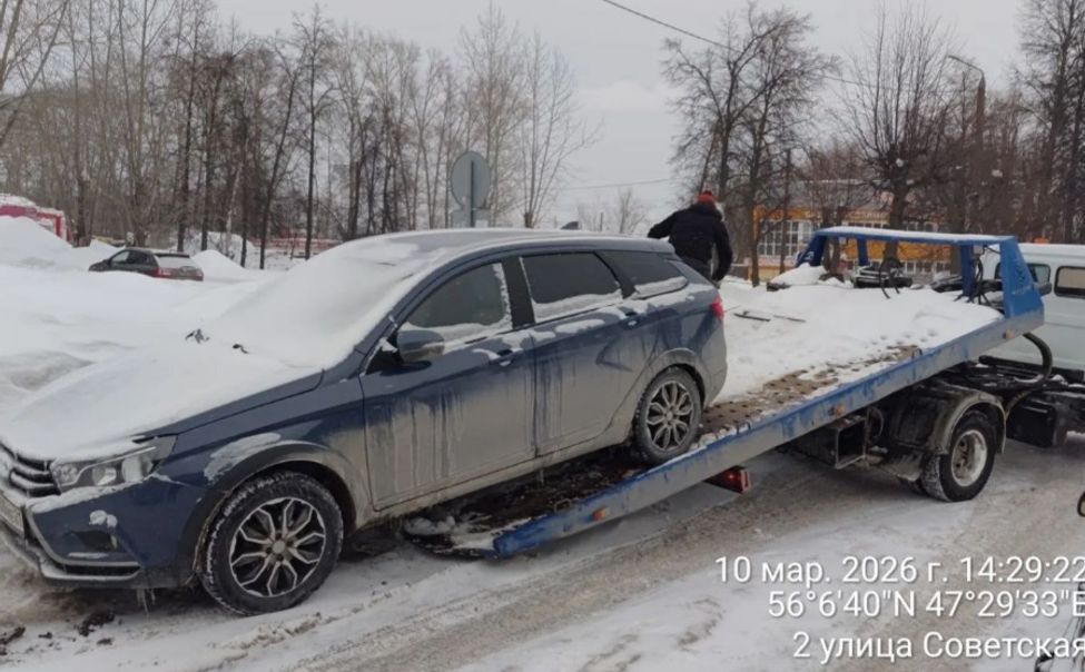 В Новочебоксарске эвакуировали автомобили, мешающие вывозу мусора