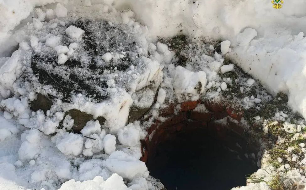 В Чебоксарах девочка провалилась в канализационный колодец