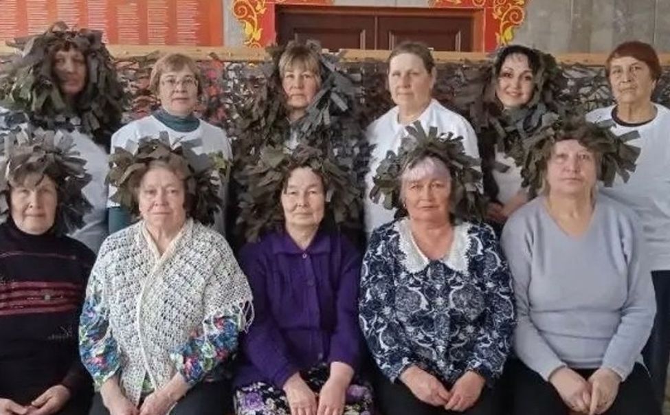 В Чувашии «серебряные» добровольцы плетут защиту для бойцов СВО