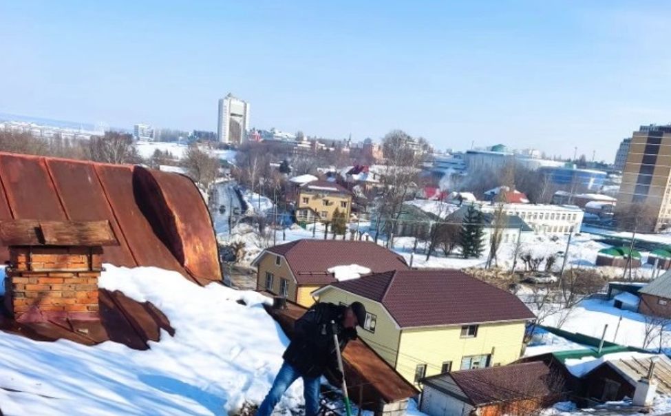 В Чебоксарах чистят кровли домов от сосулек и снежно-ледяных образований