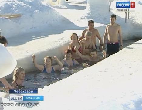 Ледяную прорубь возле одного из монастырей в Чебоксарах облюбовали гости из теплых стран Ледяную прорубь возле одного из монастырей в Чебоксарах облюбовали гости из теплых стран