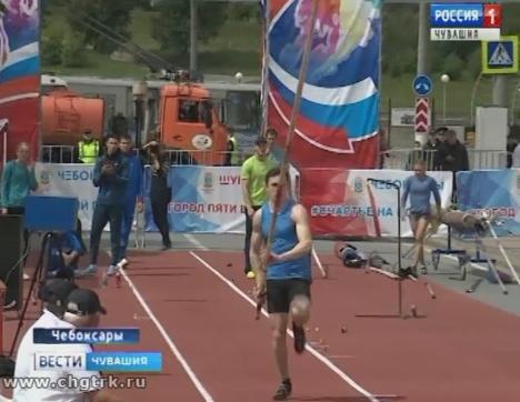 На Красной площади прошли Всероссийские соревнования по прыжкам с шестом На Красной площади прошли Всероссийские соревнования по прыжкам с шестом