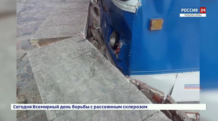 В Чебоксарах троллейбус врезался в парапет на Красной площади В Чебоксарах троллейбус врезался в парапет на Красной площади