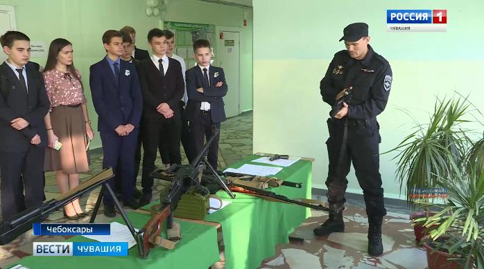 Полицейские познакомили школьников со своей службой Полицейские познакомили школьников со своей службой