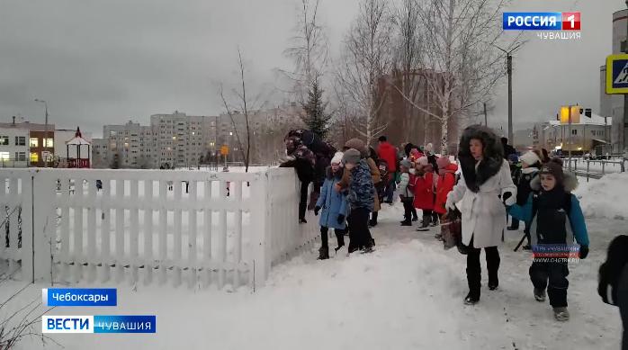 Ребятам одной из чебоксарских школ пришлось проникать на территорию учебного заведения через забор Ребятам одной из чебоксарских школ пришлось проникать на территорию учебного заведения через забор