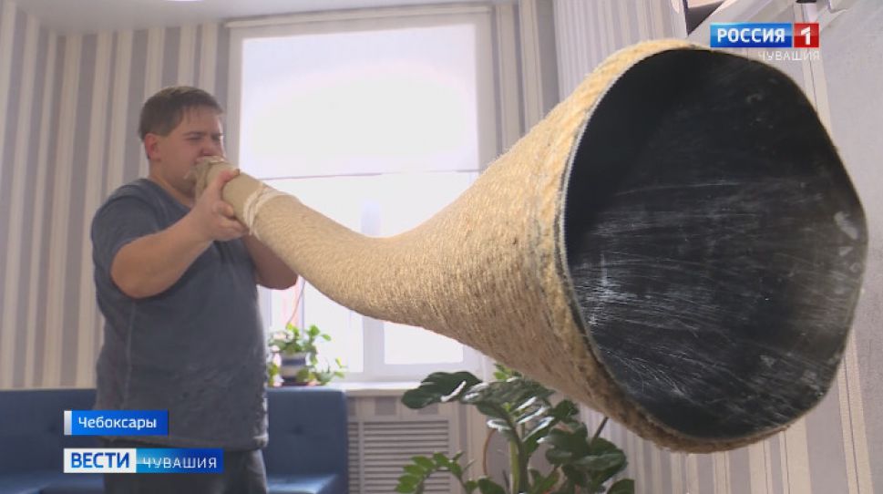 В Чебоксарах музыкант-самоучка освоил игру на аборигенском диджериду В Чебоксарах музыкант-самоучка освоил игру на аборигенском диджериду