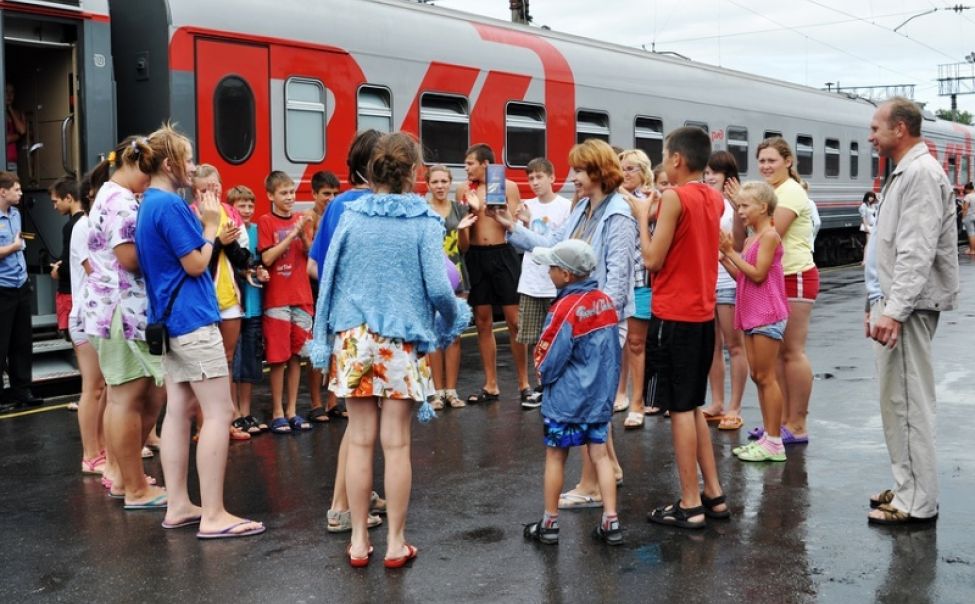 Проводник не высадил провожающее лицо. Поезда для детей. Организованные группы детей в поезде. Группа детей на вокзале. Школьники в поезде.
