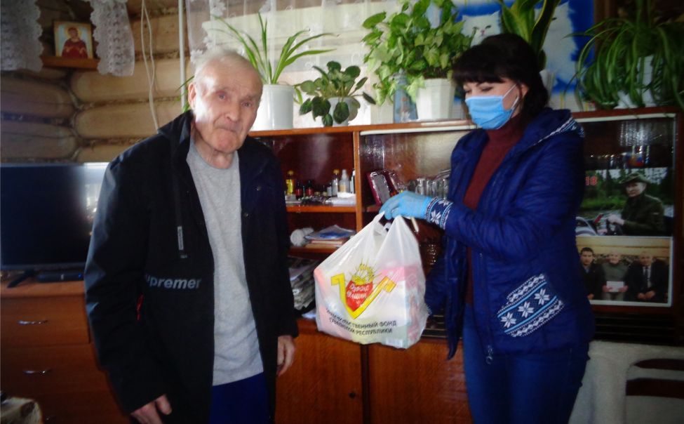 В Вурнарском районе вручают продуктовые наборы пожилым людям-инвалидам В Вурнарском районе вручают продуктовые наборы пожилым людям-инвалидам
