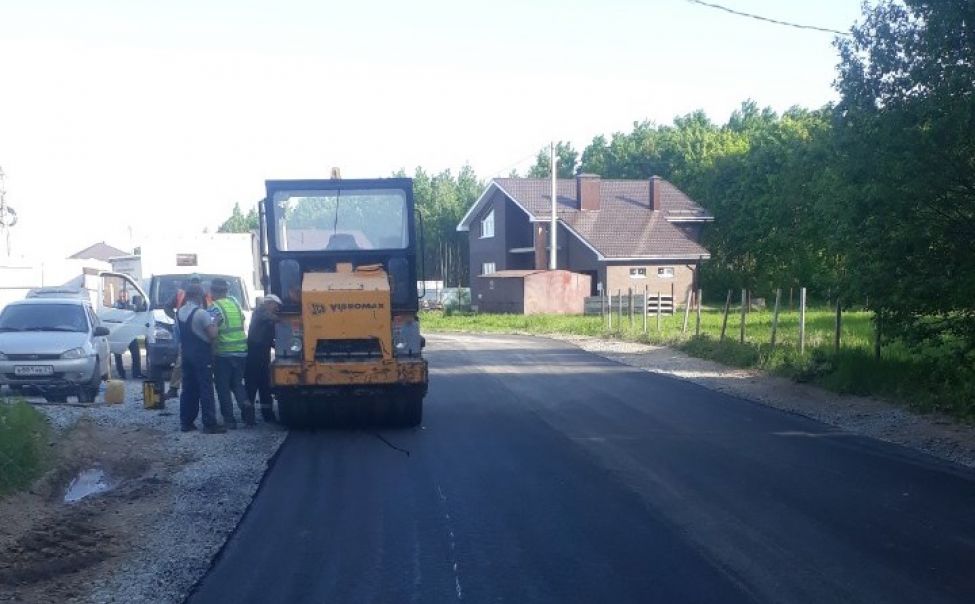 В Чебоксарских дворах чинят дороги по программе инициативного бюджетирования В Чебоксарских дворах чинят дороги по программе инициативного бюджетирования