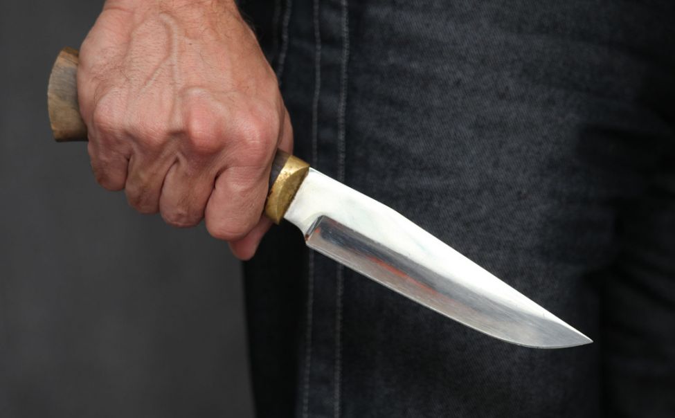 В Чебоксарах мужчина 7 раз ударил в шею ножом бывшую супругу