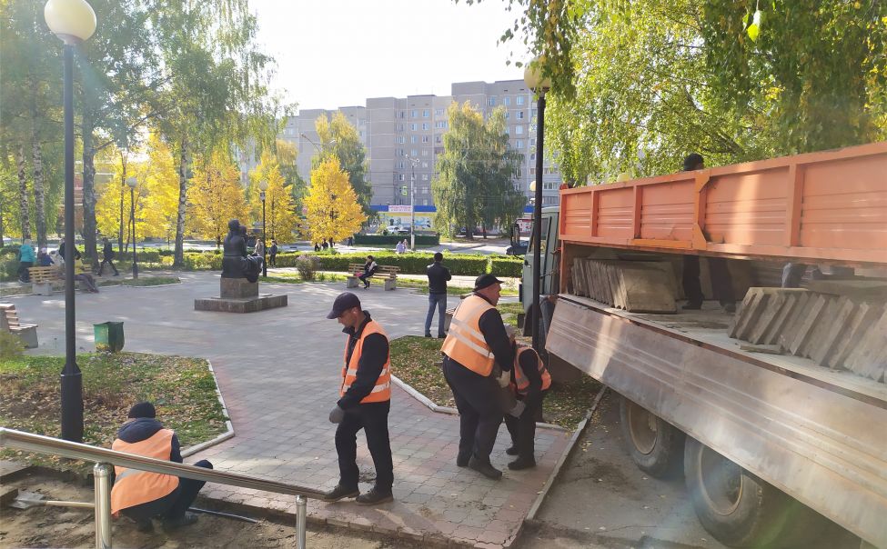 В Новочебоксарске благоустраивают территорию детской поликлиники В Новочебоксарске благоустраивают территорию детской поликлиники