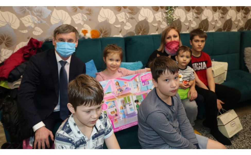 Министр строительства Чувашии подарил 4-летней девочке кукольный домик