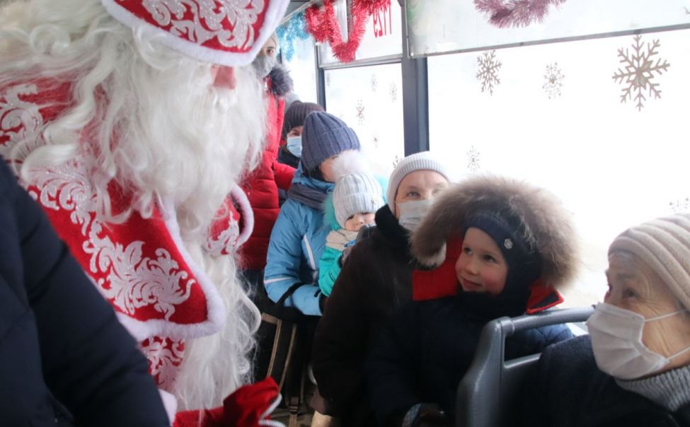 В канун Рождества в Новочебоксарске Дед Мороз покатает на бесплатном троллейбусе