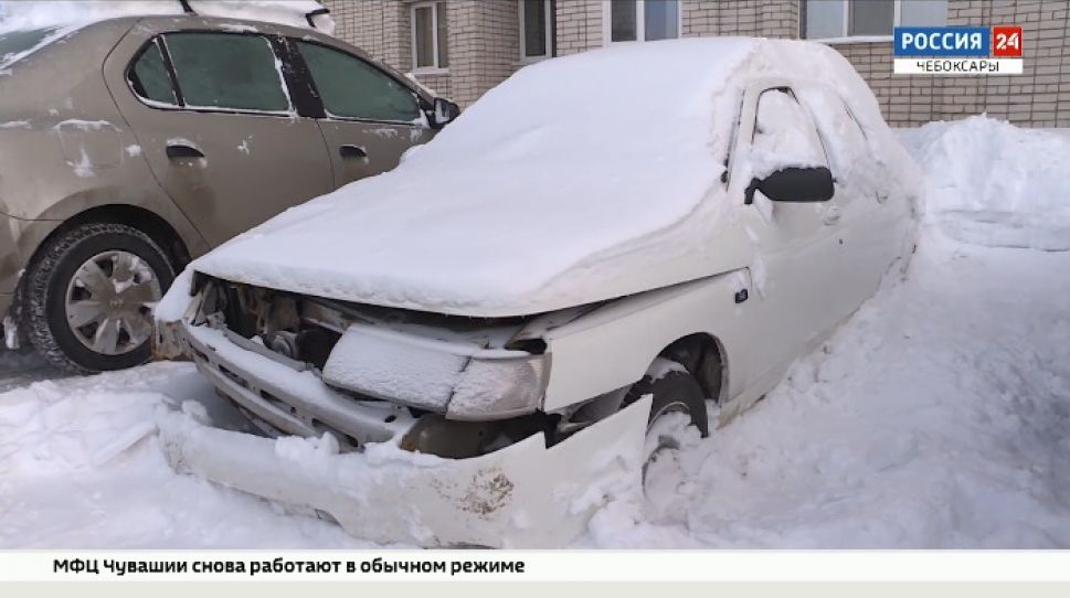 В Чебоксарах выкапывают машины, мешающие уборке снега В Чебоксарах выкапывают машины, мешающие уборке снега
