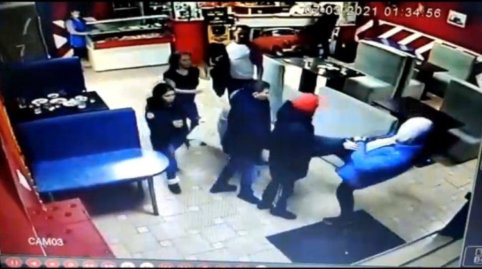 В Новочебоксарске полиция разыскивает мужчину, который пнул женщину в живот В Новочебоксарске полиция разыскивает мужчину, который пнул женщину в живот