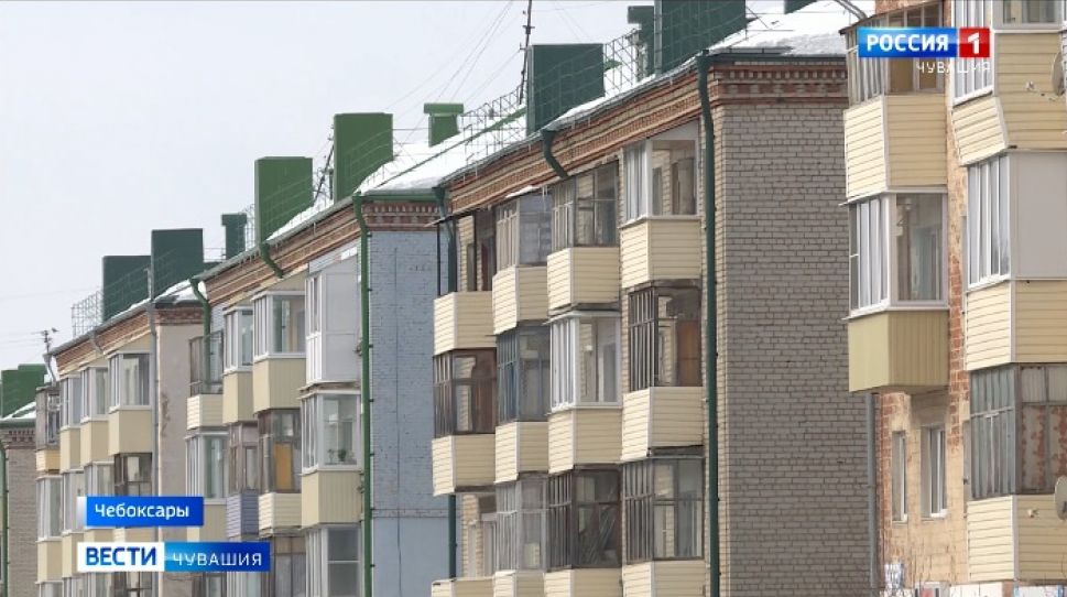 В Чебоксарах в день очищают более 300 крыш от снега и льда В Чебоксарах в день очищают более 300 крыш от снега и льда