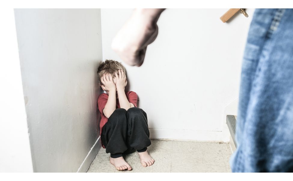 В семье котором бьют. Родители наказывают детей. Физическое насилие над детьми. В семье котором бьют. В семье котором бьют.